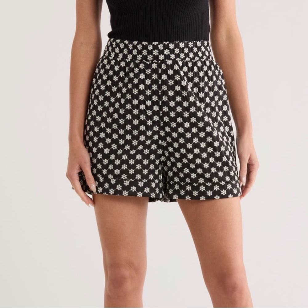 NWOT Bobeau Daisy Print High Waist Pull-On Shorts